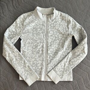 Like New Forever 21 Women’s Light Gray Animal Print Zip Up Jacket